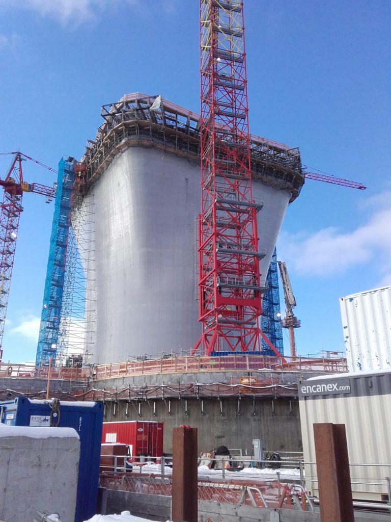 Vertical slipforming with variable cross-section